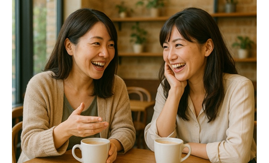 カフェで会話する女子